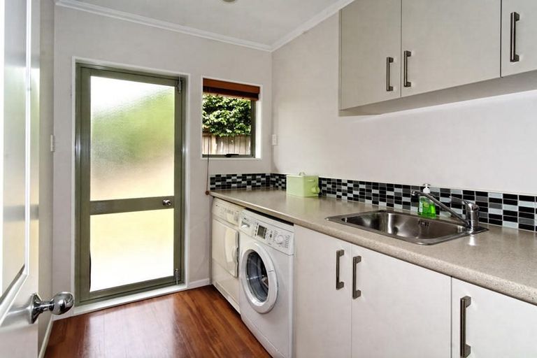 Photo of property in 13 La Roche Place, Northcote, Auckland, 0627