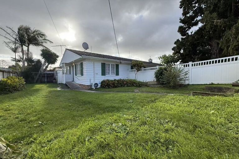 Photo of property in 1 Miltonia Avenue, Te Atatu South, Auckland, 0610