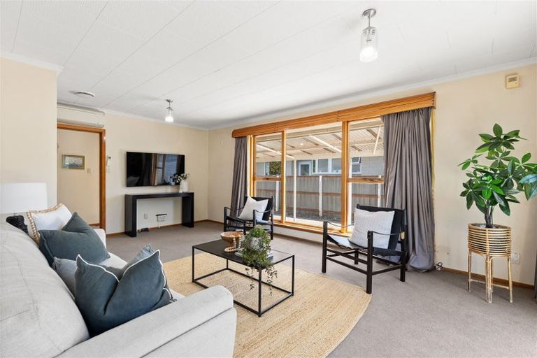 Photo of property in 8 Davidson Crescent, Hornby, Christchurch, 8042