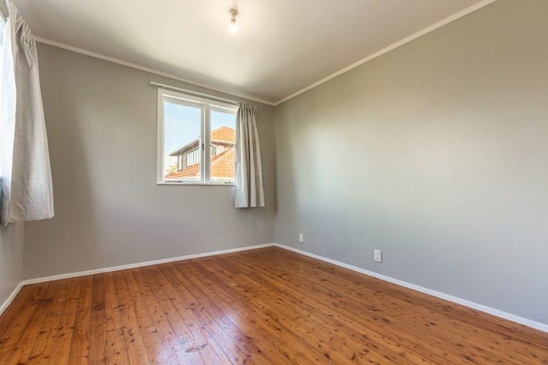 Photo of property in 19 Old Lake Road, Narrow Neck, Auckland, 0624