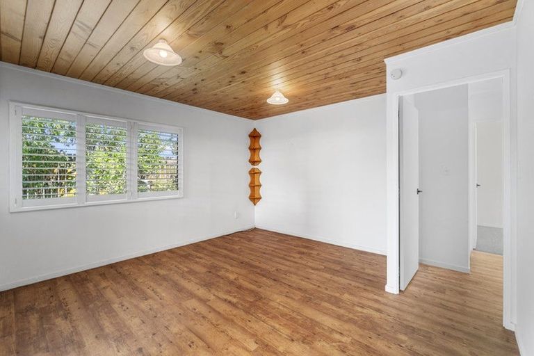 Photo of property in 3/121 Bruce Mclaren Road, Henderson, Auckland, 0612