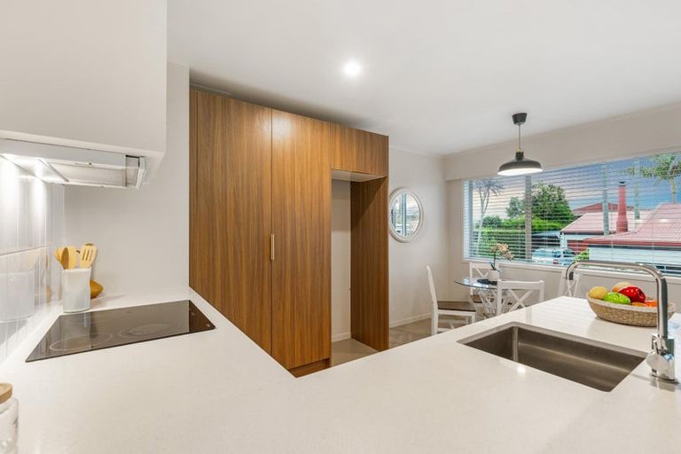 Photo of property in 2/7 Ian Place, Glendene, Auckland, 0602