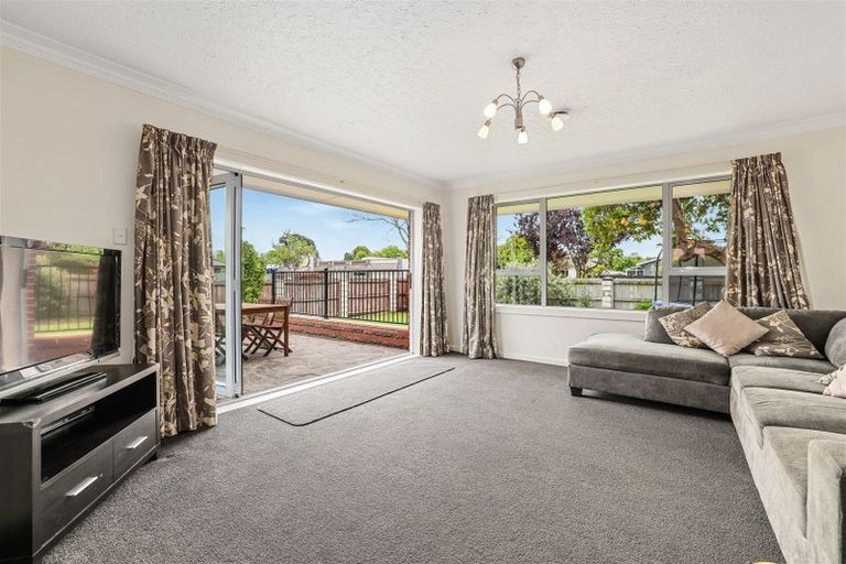 Photo of property in 6 Daniels Road, Redwood, Christchurch, 8051