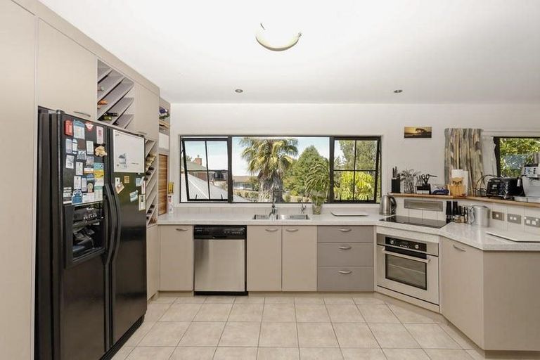 Photo of property in 2 Cyclarama Crescent, Massey, Auckland, 0614