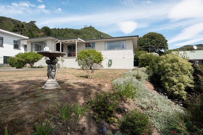 Photo of property in 23 Broadway, Picton, 7220