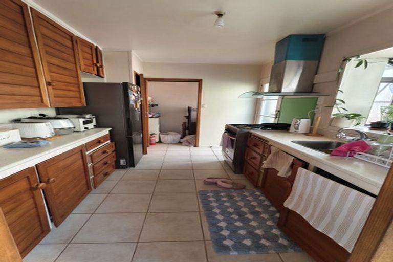 Photo of property in 1/15 Woodall Place, Totara Vale, Auckland, 0627