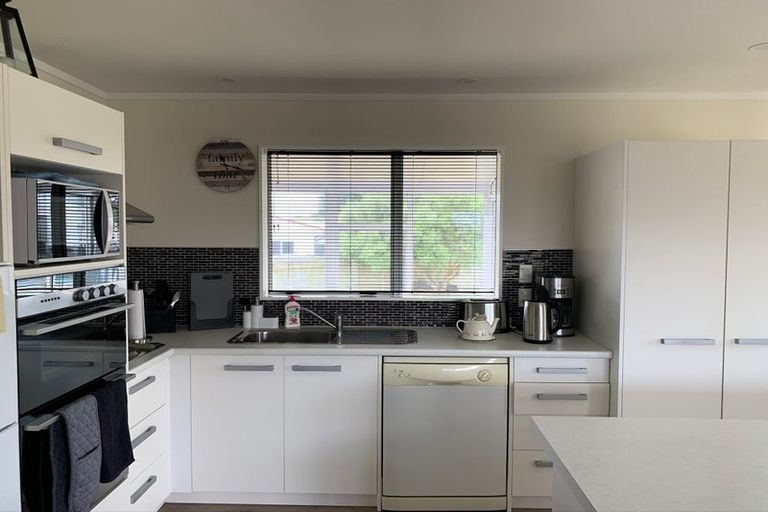 Photo of property in 52 Sarah Street, Waikawa Beach, Levin, 5573