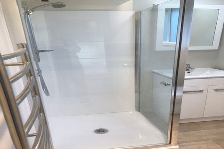 Photo of property in 1/1 Bronwyn Place, Torbay, Auckland, 0630