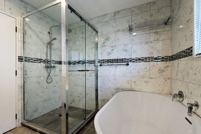 Photo of property in 11 Harbour Lights Close, West Harbour, Auckland, 0618