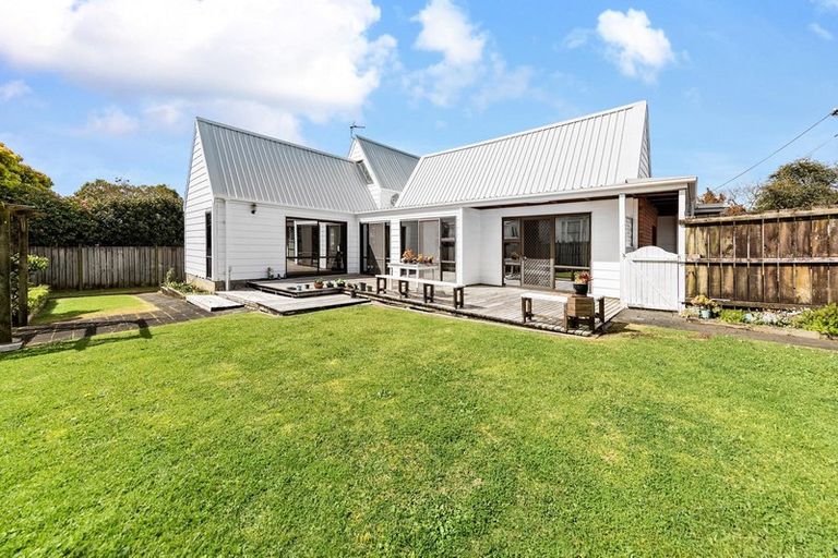 Photo of property in 6 Fairfax Avenue, Northcote, Auckland, 0627