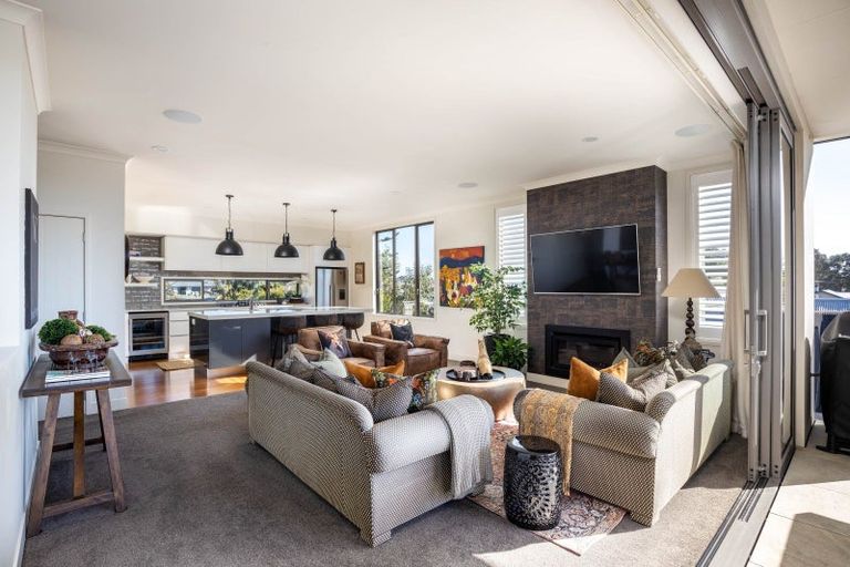 Photo of property in 12 Autere Street, Strandon, New Plymouth, 4312