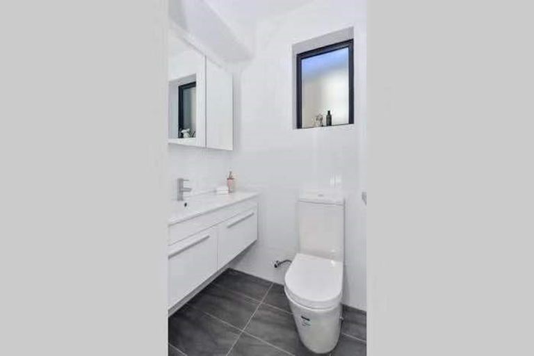 Photo of property in 2/10 Silver Moon Road, Albany Heights, Auckland, 0632