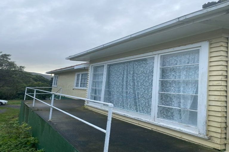 Photo of property in 17 Raroa Terrace, Tawa, Wellington, 5028