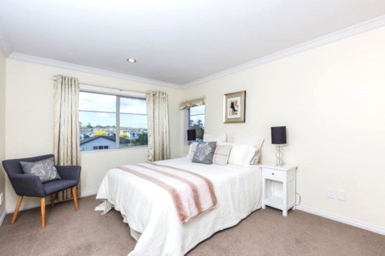 Photo of property in 12 Catlins Place, Fairview Heights, Auckland, 0632