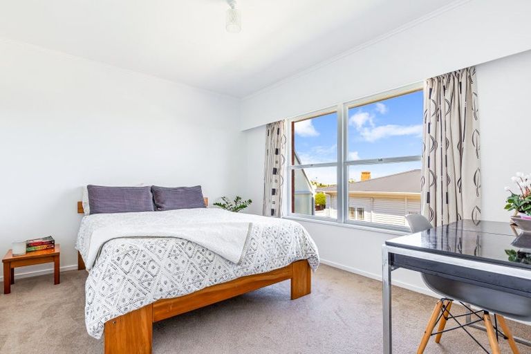 Photo of property in 2/18 Westwell Road, Belmont, Auckland, 0622