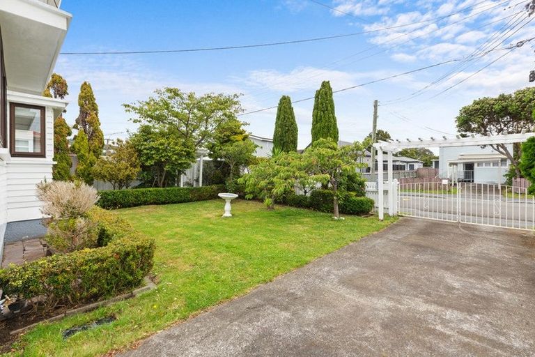 Photo of property in 15 Glamis Avenue, Strathmore Park, Wellington, 6022