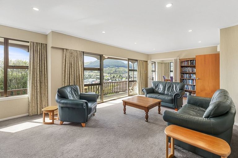 Photo of property in 27 Fyvie Avenue, Tawa, Wellington, 5028