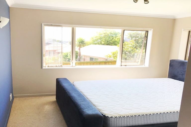Photo of property in 10 Bonnard Place, West Harbour, Auckland, 0618