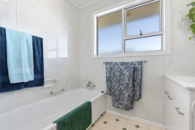 Photo of property in 15 Clifton Drive, Waitara, 4320