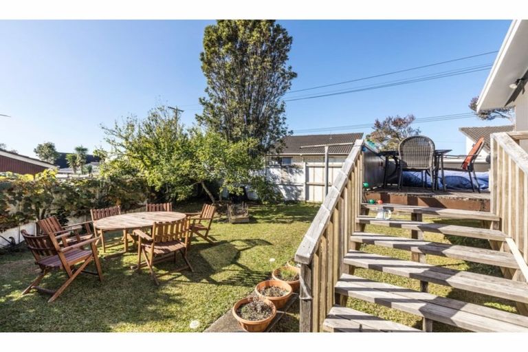 Photo of property in 2/309 Wairau Road, Totara Vale, Auckland, 0627