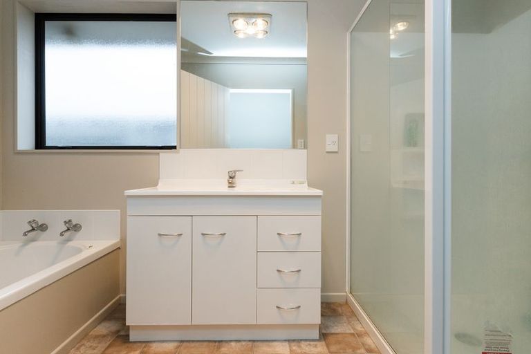 Photo of property in 5 Nevada Way, Kelvin Grove, Palmerston North, 4414