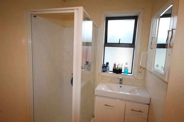 Photo of property in 16 Coburg Street, Henderson, Auckland, 0612