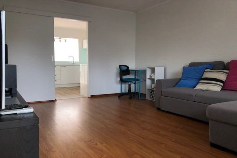 Photo of property in 2/21 Cresta Avenue, Beach Haven, Auckland, 0626