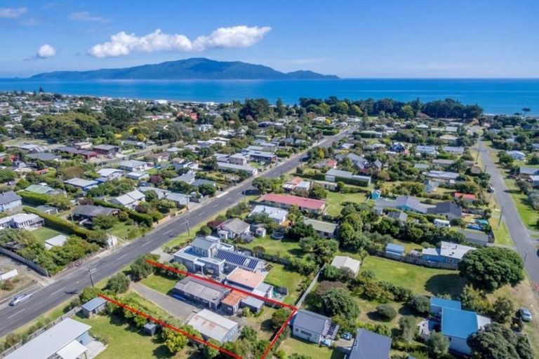 Photo of property in 33 Rauparaha Street, Waikanae Beach, Waikanae, 5036