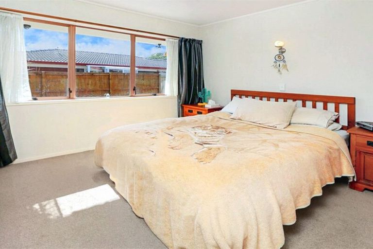 Photo of property in 2/3 Papatahi Place, Henderson, Auckland, 0610
