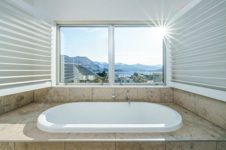 Photo of property in 1 Briar Bank Drive, Wanaka, 9305