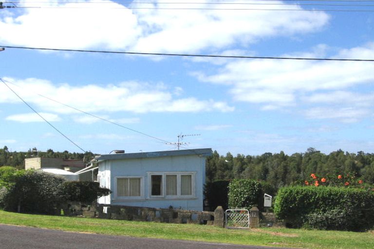 Photo of property in 12 Alison Road, Surfdale, Waiheke Island, 1081