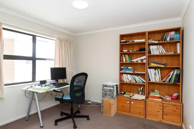 Photo of property in 5 Nevada Way, Kelvin Grove, Palmerston North, 4414
