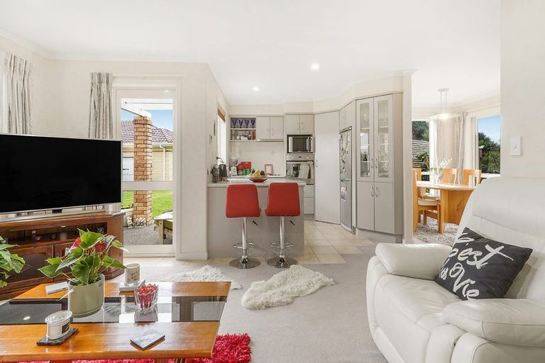 Photo of property in 43 Sovereign Isle Lane, Rototuna, Hamilton, 3210