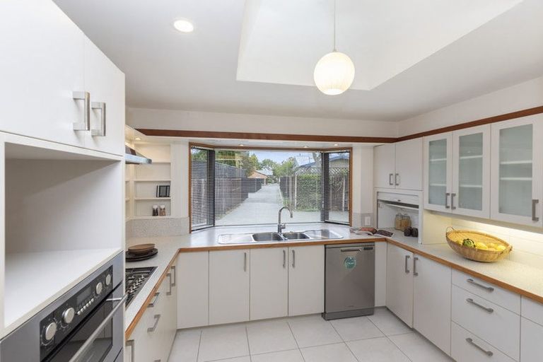 Photo of property in 16 Kent Lodge Avenue, Avonhead, Christchurch, 8042