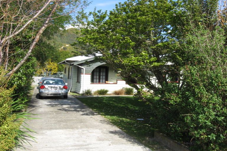 Photo of property in 122 Waiwhetu Road, Waterloo, Lower Hutt, 5011