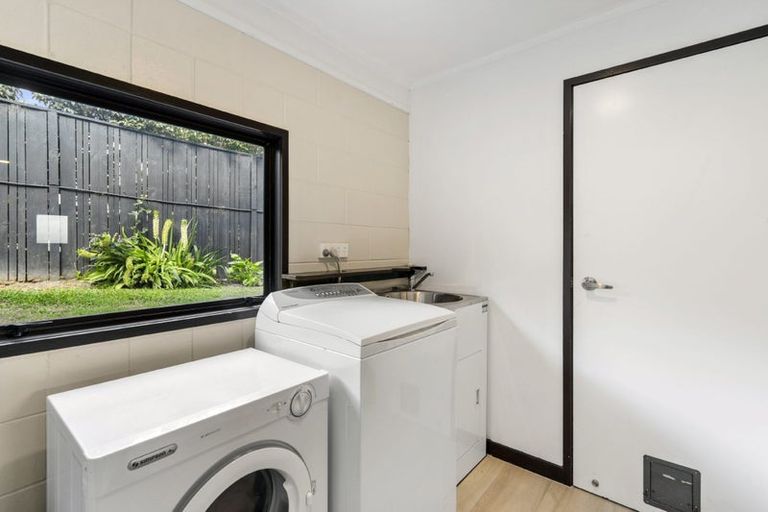 Photo of property in 1/870 Beach Road, Waiake, Auckland, 0630