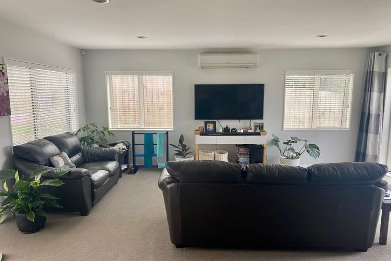 Photo of property in 18 Breenagh Place, Massey, Auckland, 0614