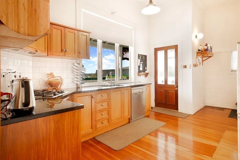 Photo of property in 46 Forest Lake Road, Forest Lake, Hamilton, 3200