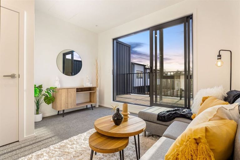 Photo of property in 13 Meg Lane, Glen Eden, 0602