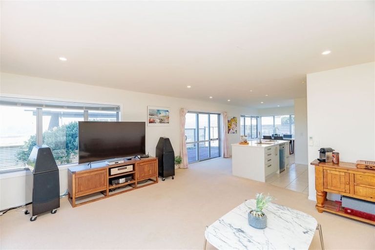 Photo of property in 27 Tamworth Crescent, Newlands, Wellington, 6037