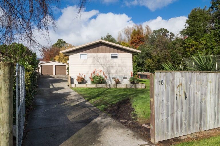 Photo of property in 16 Kowhai Street, Tokomaru, Palmerston North, 4474