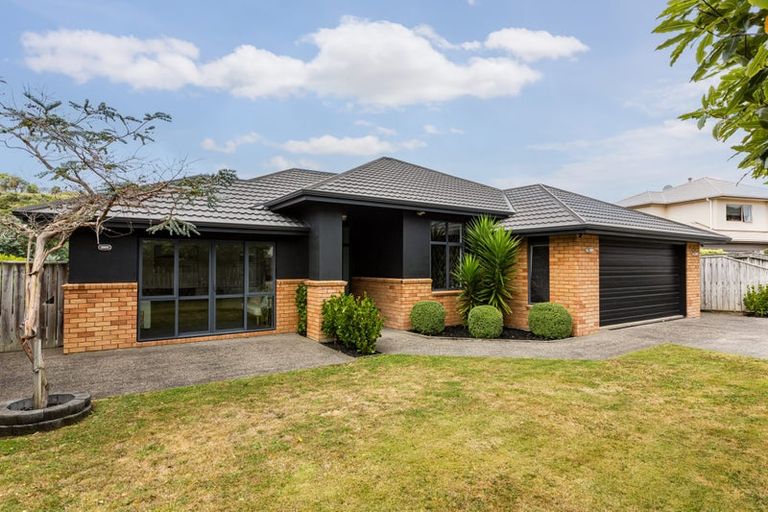 Photo of property in 8 Tararua Close, Aotea, Porirua, 5024