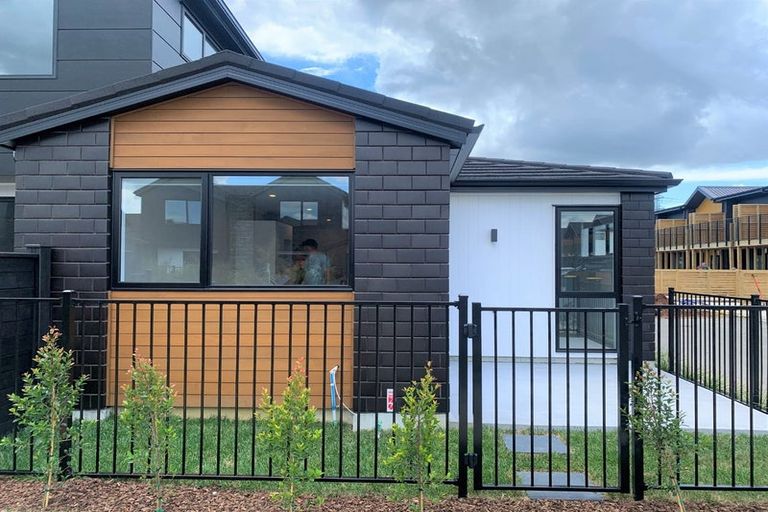 Photo of property in 2 Whakato Avenue, Kumeu, 0810