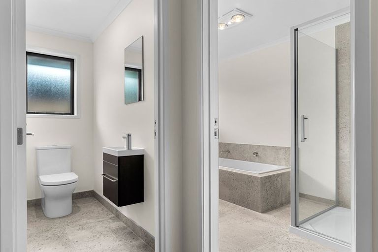 Photo of property in 98 Kaurinui Crescent, One Tree Point, 0118