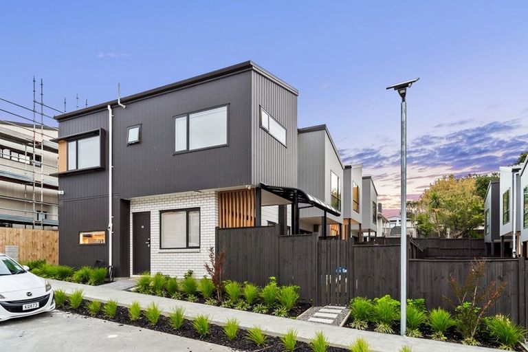 Photo of property in 10 Don Oliver Lane, Glen Eden, 0602