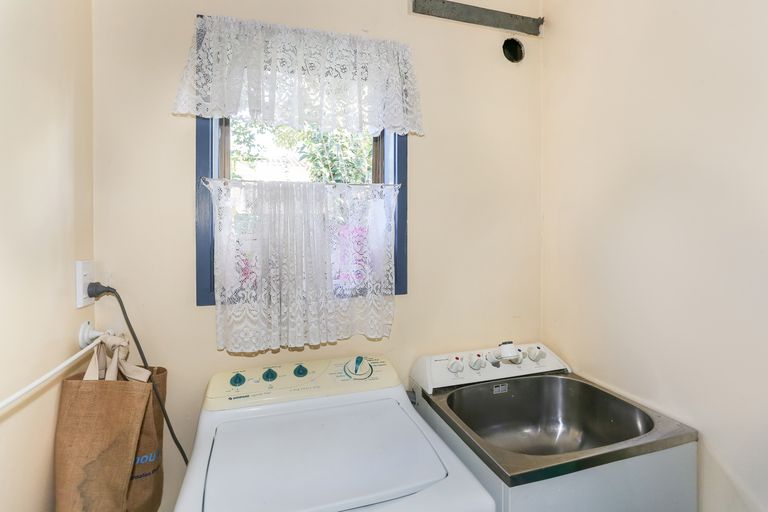 Photo of property in 2/31 Challen Close, Conifer Grove, Takanini, 2112