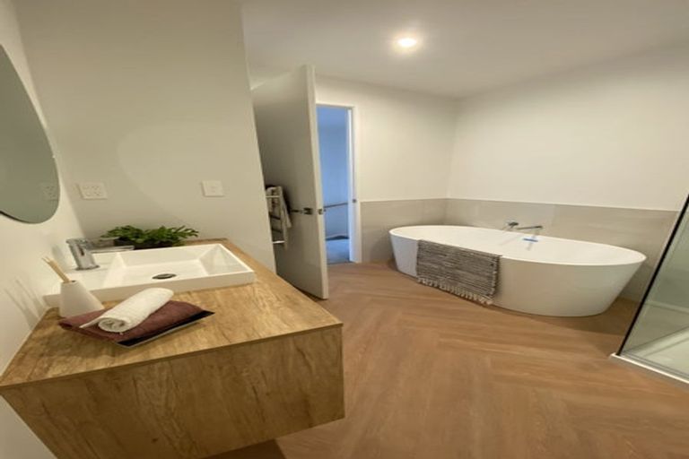 Photo of property in 35 Lewis Road, Pakuranga, Auckland, 2010