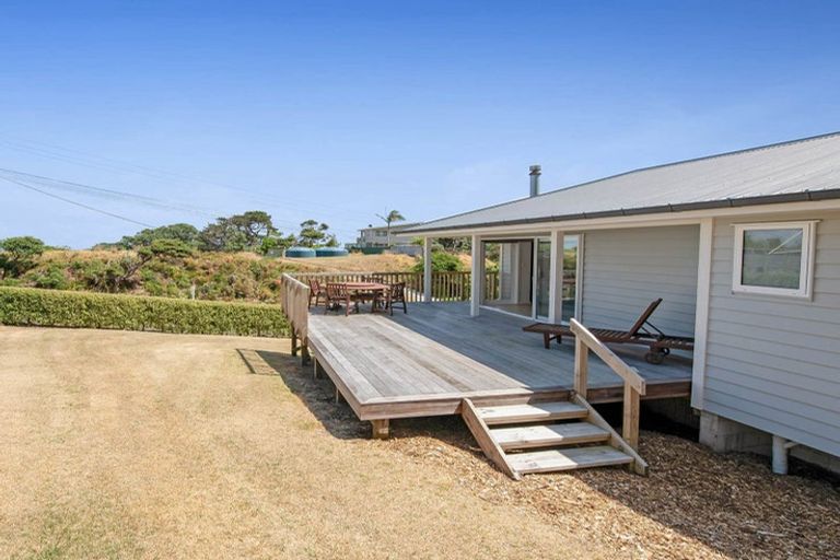 Photo of property in 1 Domain Crescent, Muriwai, Waimauku, 0881