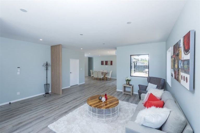 Photo of property in 12 Vinistra Road, Kumeu, 0810