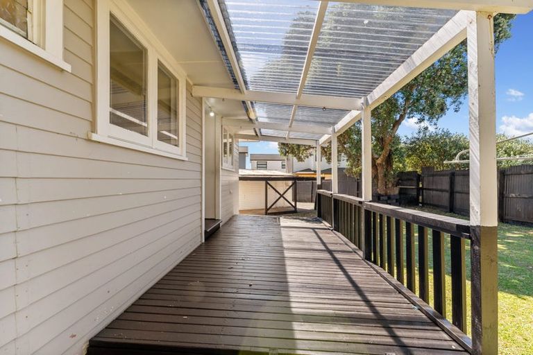 Photo of property in 24 Mackenzie Street, Te Atatu South, Auckland, 0610